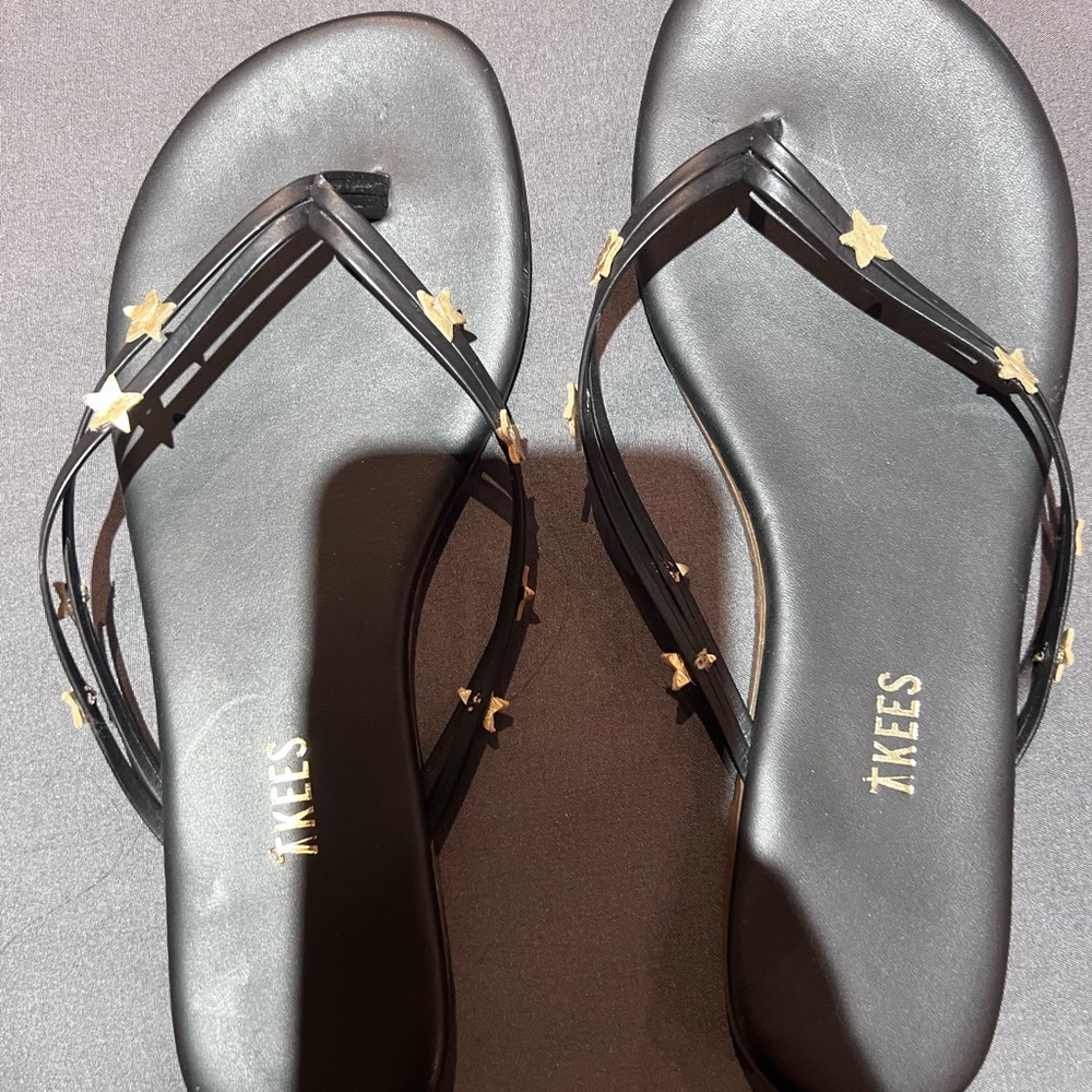 Never worn TKEES girls size 4